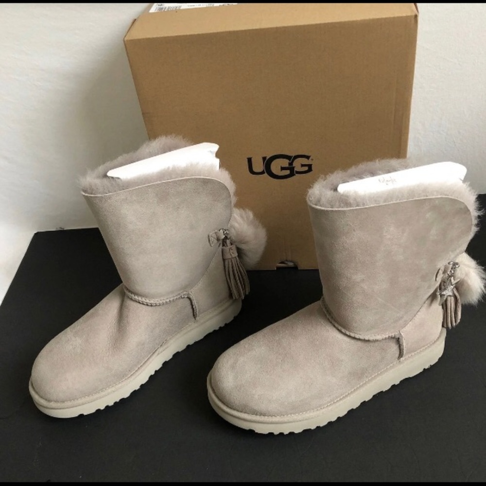 NWT Ugg Classic Short Boots Size 8